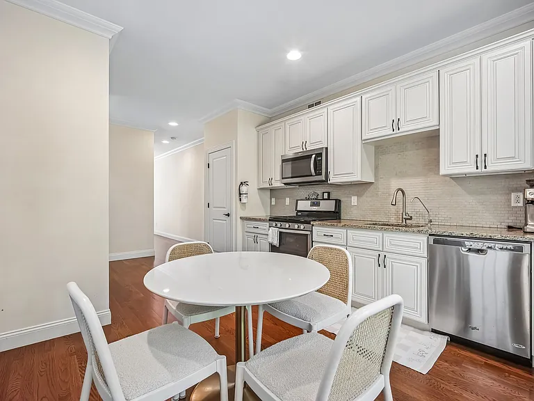 39 Grove St #B — Photo 10
