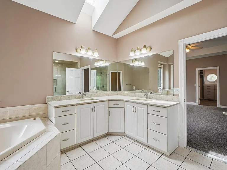 1819 Brookview Dr — Photo 38