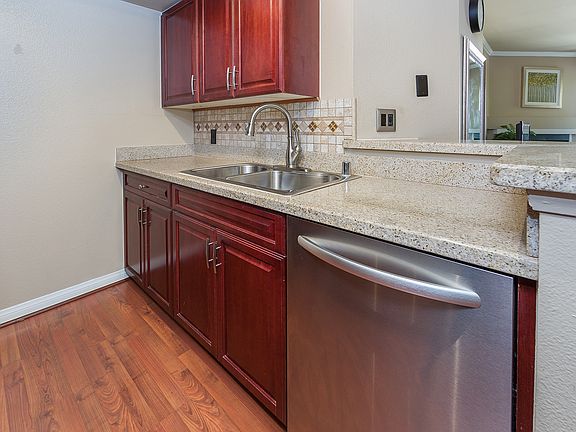 5th image of 5540 Owensmouth Ave APT 201