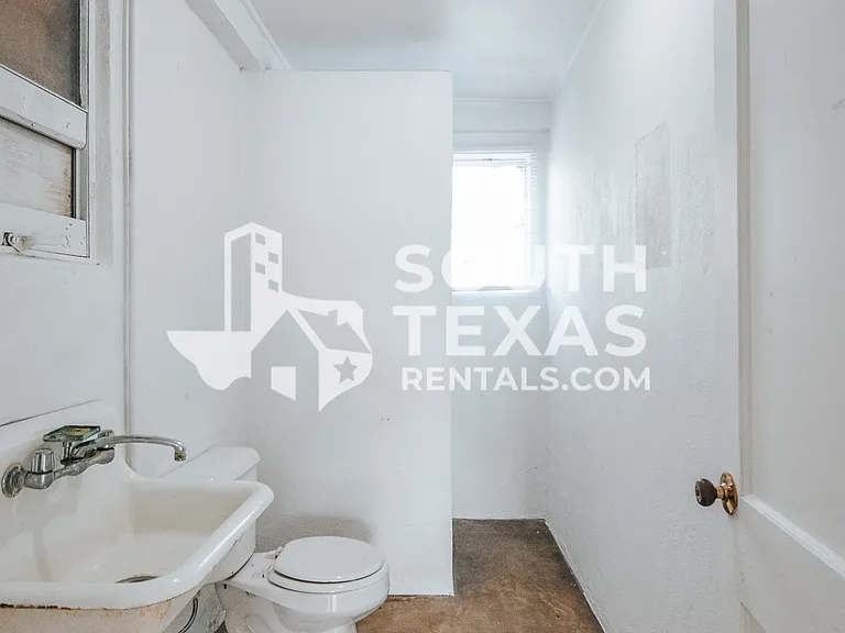 305 N Laurent St — Photo 10