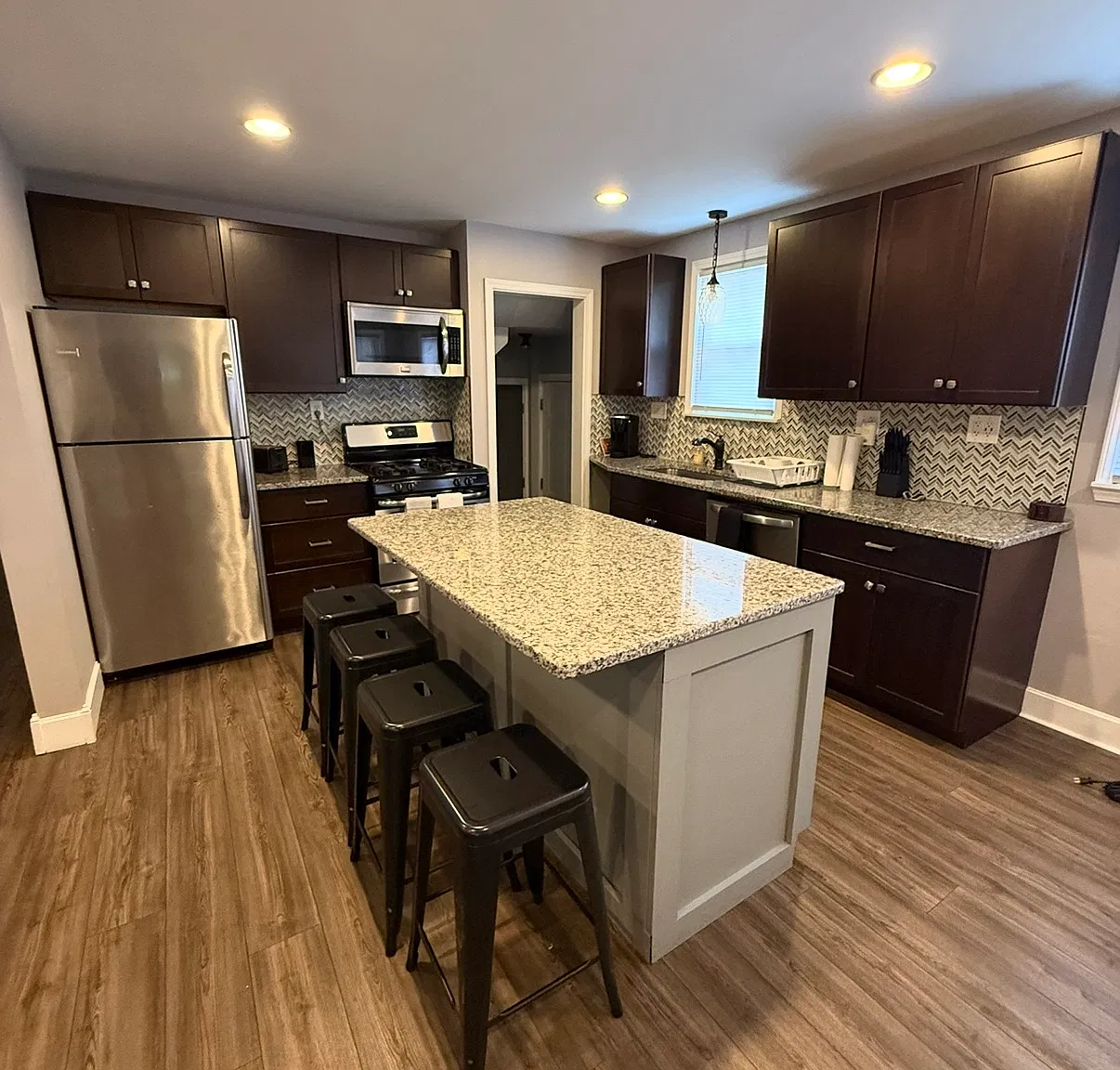 3 bed, 1.5 bath, 1188 sqft, $6,000 — Photo 1