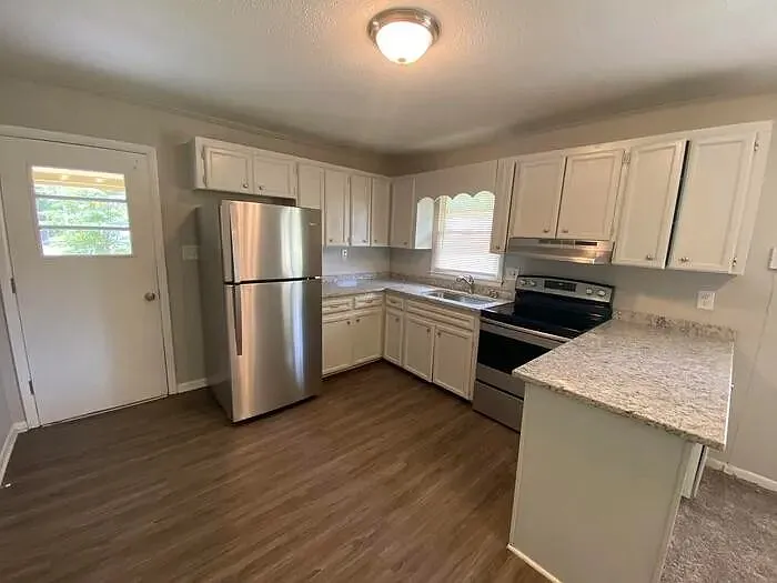 3 bed, 1.0 bath, 984 sqft, $1,390 — Photo 2