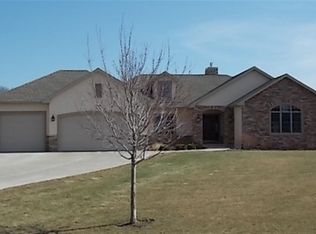 W5930 Apple Ln, Fort Atkinson, WI 53538