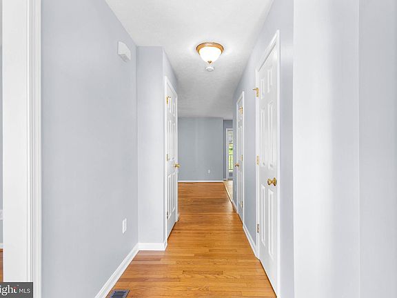 5th image of 9084 Mullen Rd