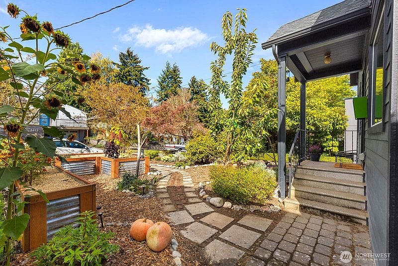 4th image of 4430 29th Avenue W