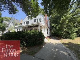 813 Lake Dr SE