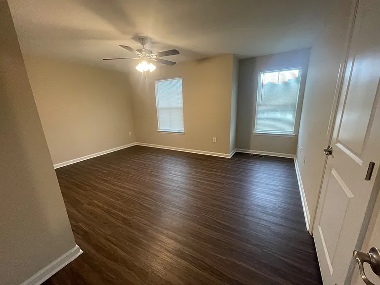 2410 Walthall Ct — Photo 17