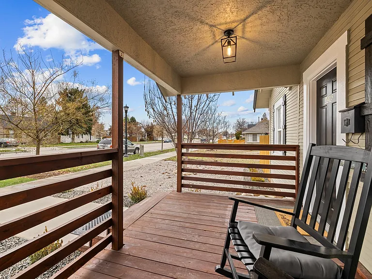436 E Pine Ave — Photo 4