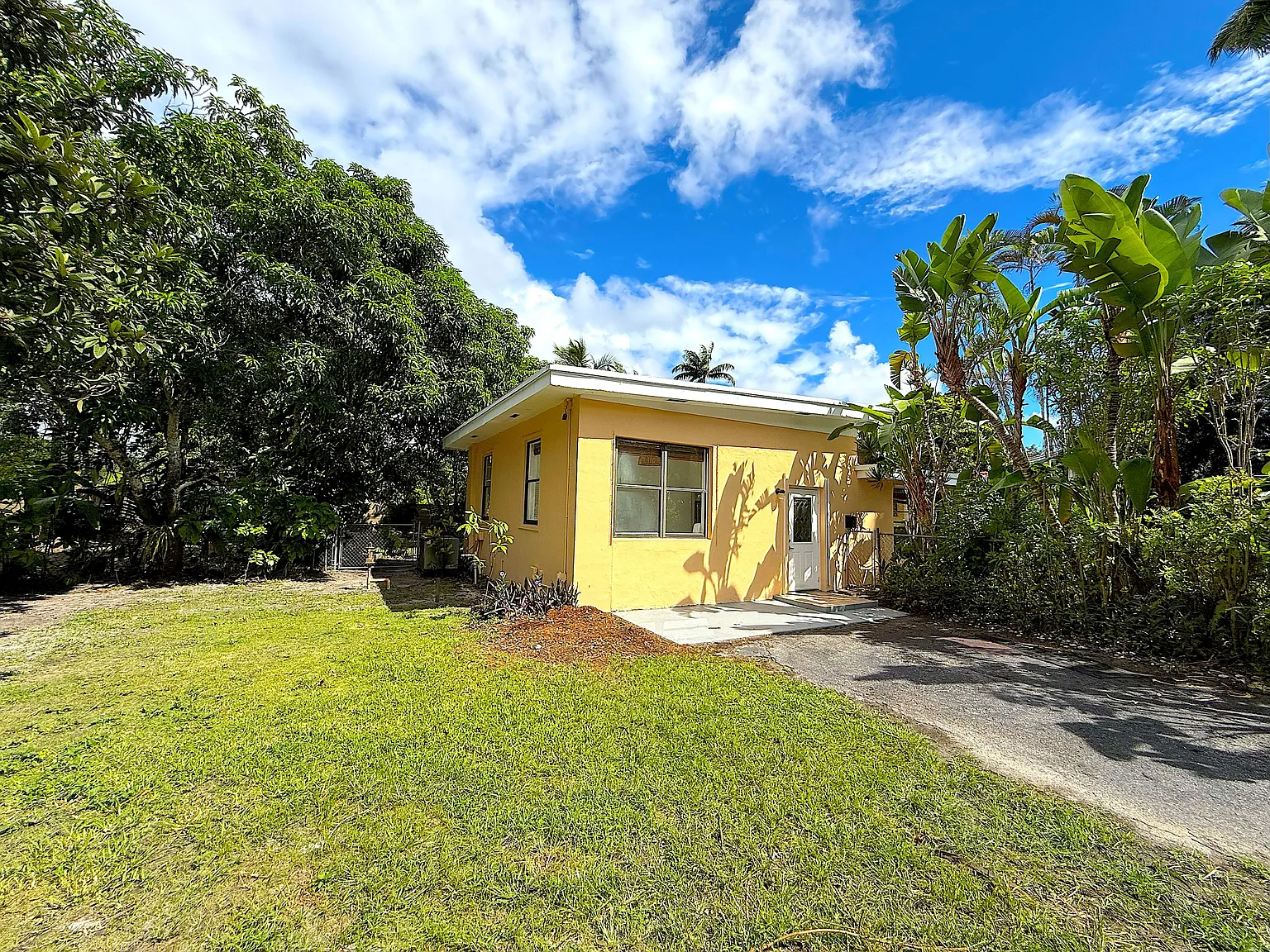 2 bed, 900 sqft, $2,200 — Photo 1