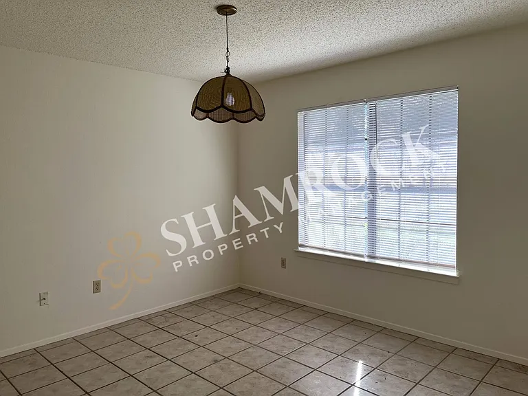 906 Lancelot Cir — Photo 3