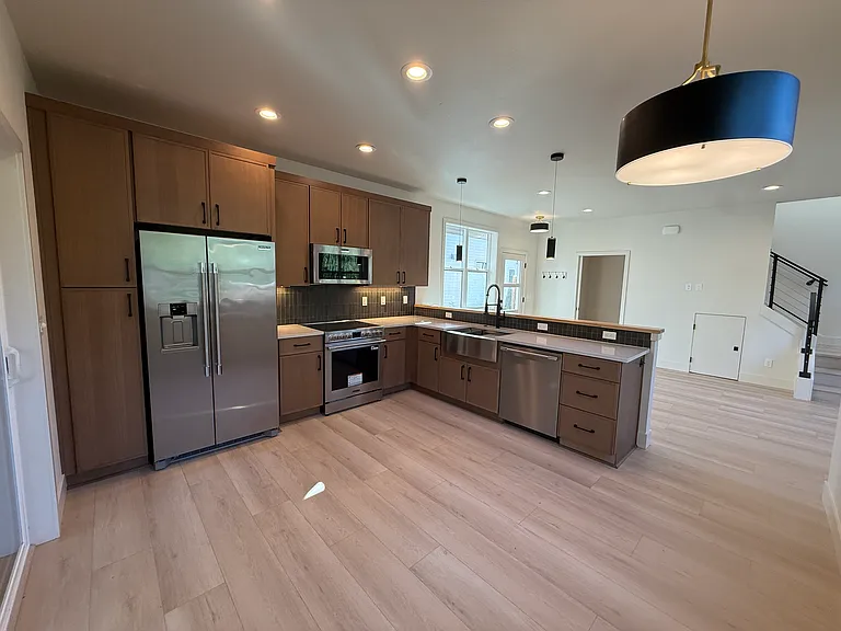 Kitchen, other view.