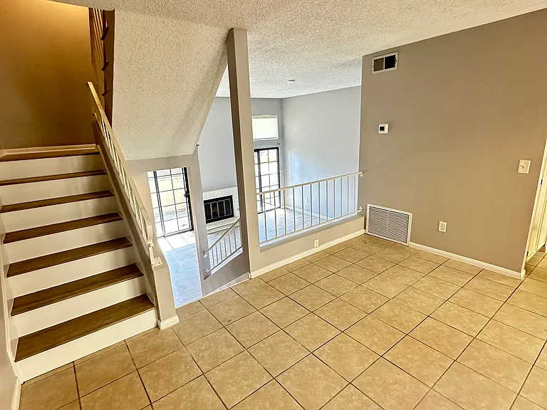 1153 Arbor Ln — Photo 4