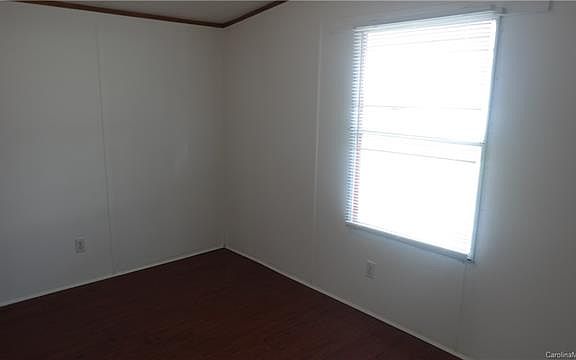 4th image of 122 Goddard Ln