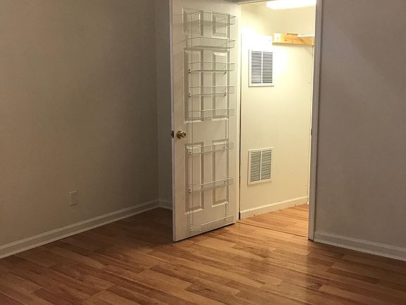3rd image of 2843 Worth Dr