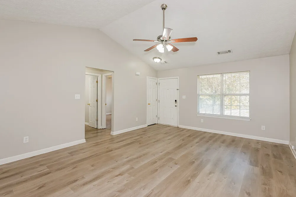 3 bed, 2.0 bath, 1360 sqft, $1,620 — Photo 4