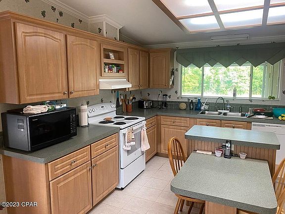 4th image of 3220 Twin Lakes Dr