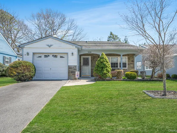 259 Edinburgh Drive, Ridge, NY 11961