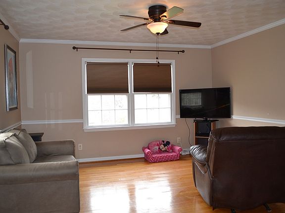 4th image of 124 Brook Cir
