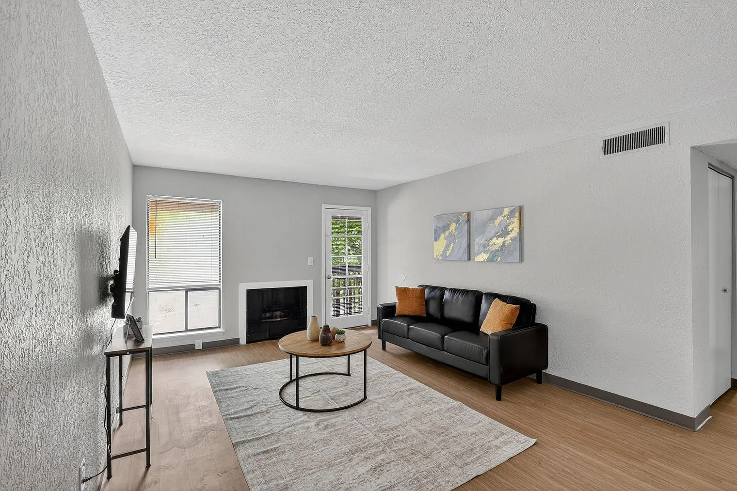 2 bed, 1.0 bath, 9913 sqft, $2,310 — Photo 2