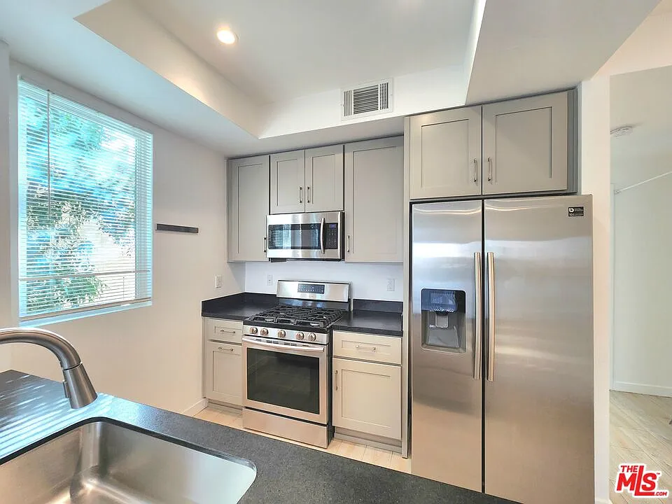 3 bed, 3.0 bath, 5676 sqft, $3,800 — Photo 4