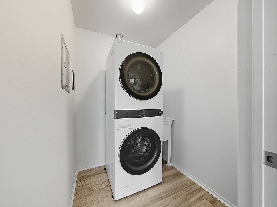Washer/Dryer at Franklin River Apartments in Southfield