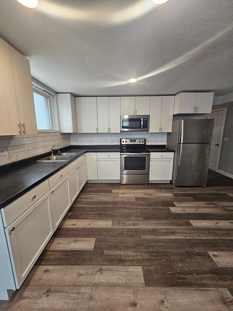 223 E 35th St. Davenport, IA 52806 — Photo 4