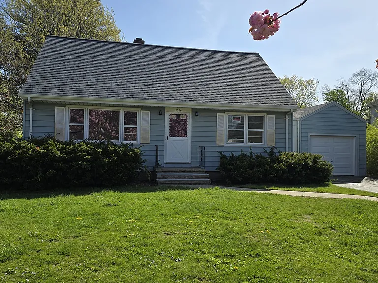 1384 Huntington Rd — Photo 1