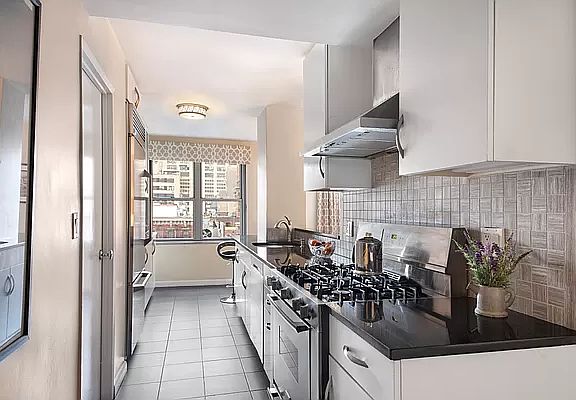 5th image of 114 E 72nd St APT 12A