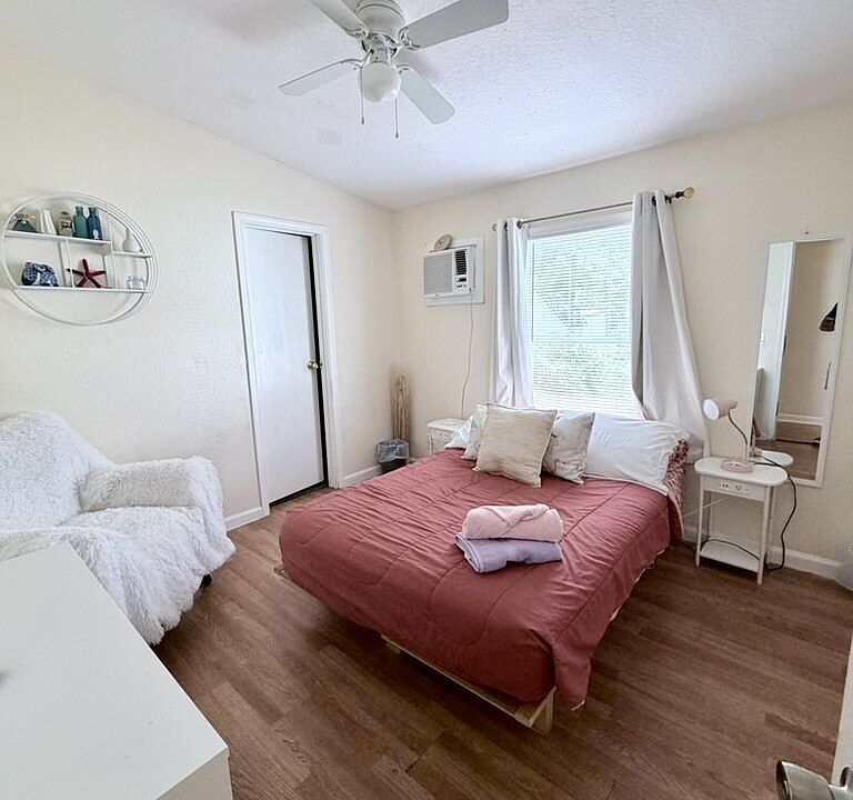 1st image of 716 21st St Room 3
