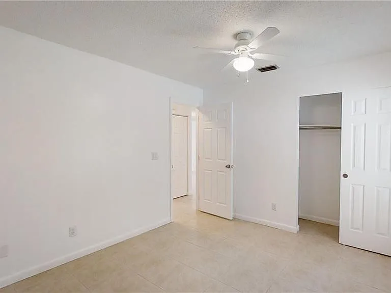 2303 NE 6th St #3 — Photo 5
