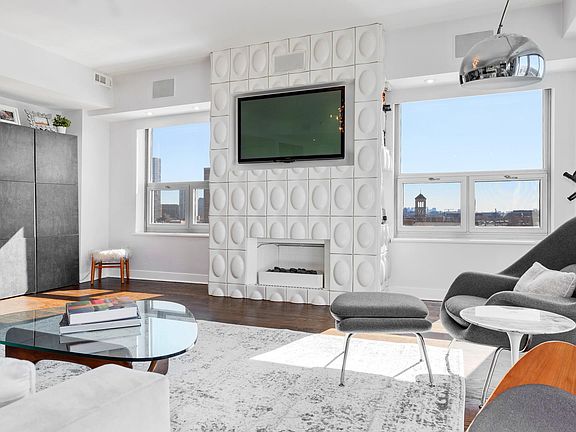 5th image of 4350 N Broadway St APT 1002