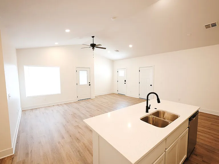 522 E Briarbrook Ln — Photo 13