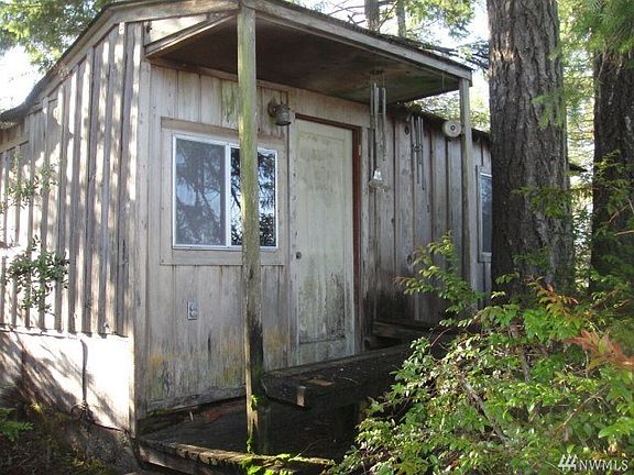 This little cabin is off to the right of the home near the road.  It is not in very good condition although it does have a poured concrete foundation.