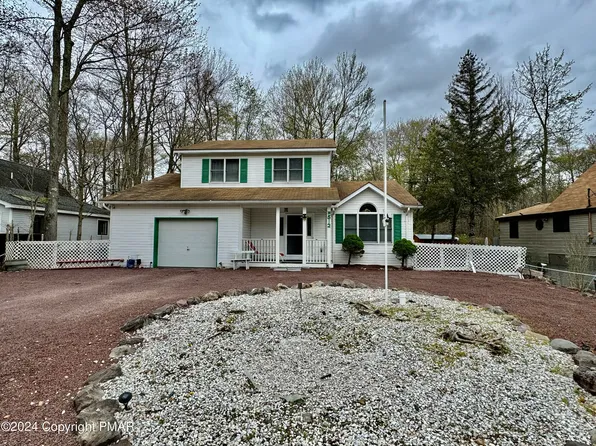 955 Country Place Dr, Tobyhanna, PA 18466