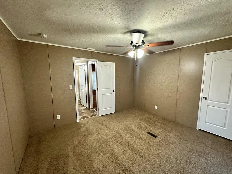 554 Green St — Photo 16
