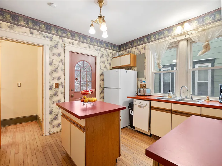 925 Westcott St — Photo 12