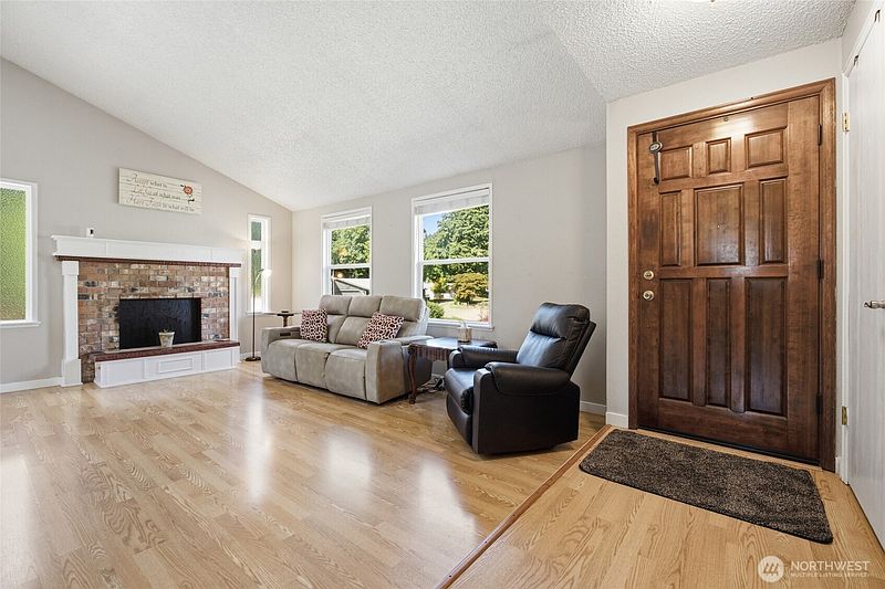 3rd image of 2731 Summerhill Court SW