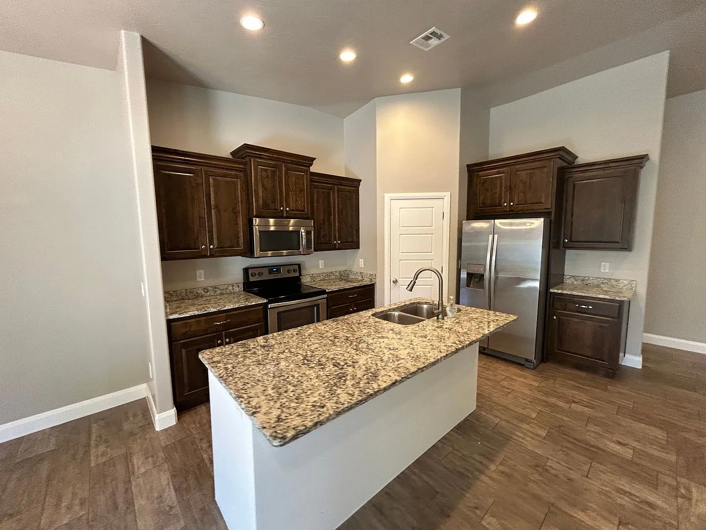 4 Bedroom Home, 3 Car Garage - Plenty of Parking and no HOA — Photo 4