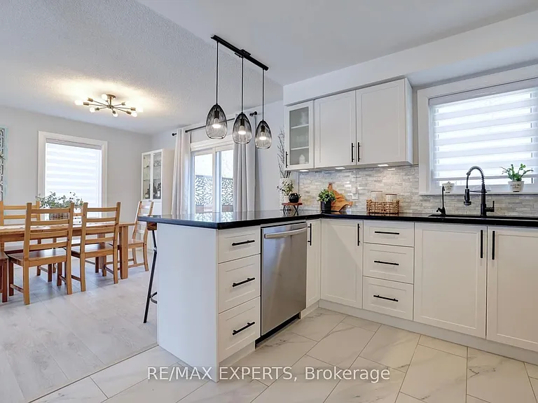 72 Donald Cres — Photo 16