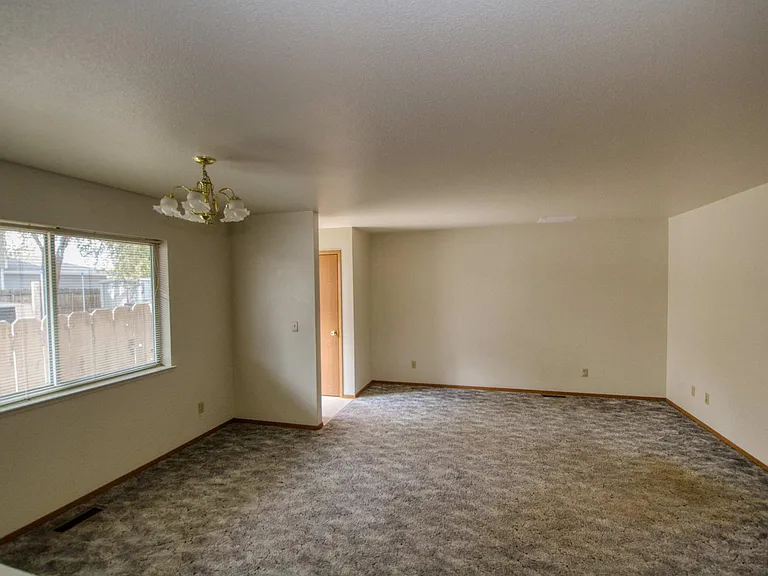 153 N Broadway St — Photo 3