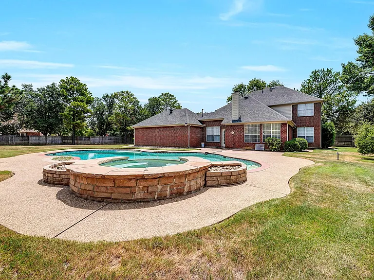 306 Canyon Lake Dr — Photo 1