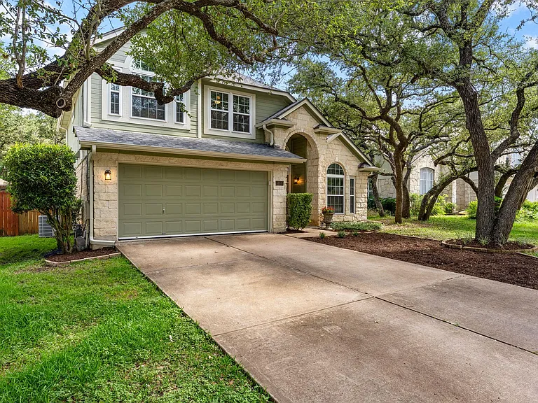 2104 Lobelia Dr — Photo 2