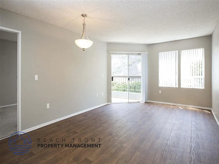 1099 Capitol Dr. — Photo 20