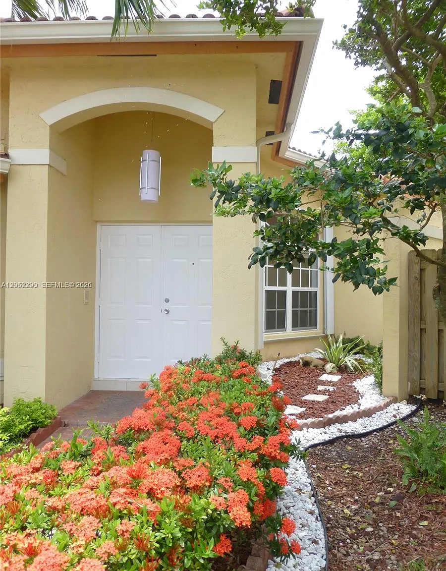 Doral Isles Cayman — Photo 1
