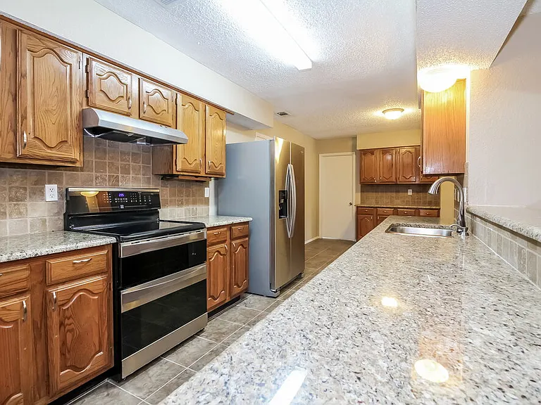 1037 Eagle Ct — Photo 5