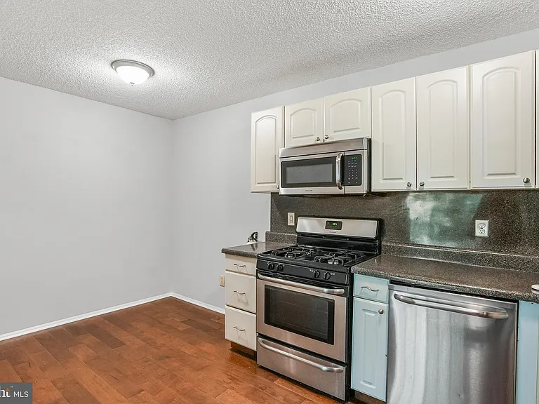 99 Sussex Pl — Photo 9
