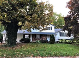 8 Charleswood Dr, Pittsford, NY 14534