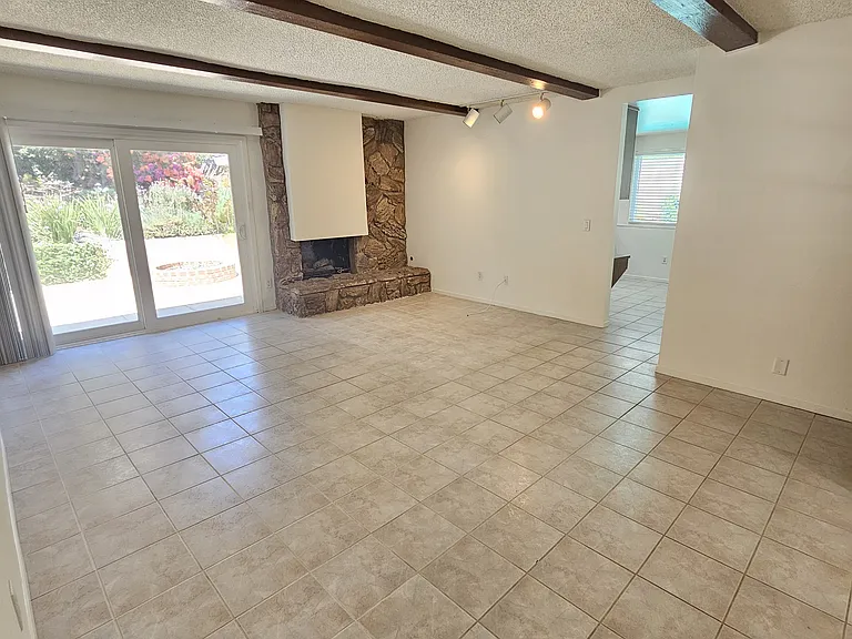 20727 Horace St — Photo 5