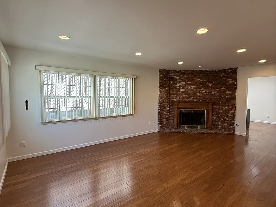 728 E Tujunga Ave #A