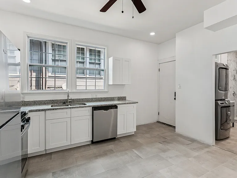 1923 Broadway St — Photo 11